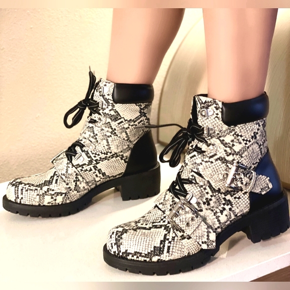 Qupid Shoes - 🆕️ NWOT Qupid Snakeskin Boots Size 8